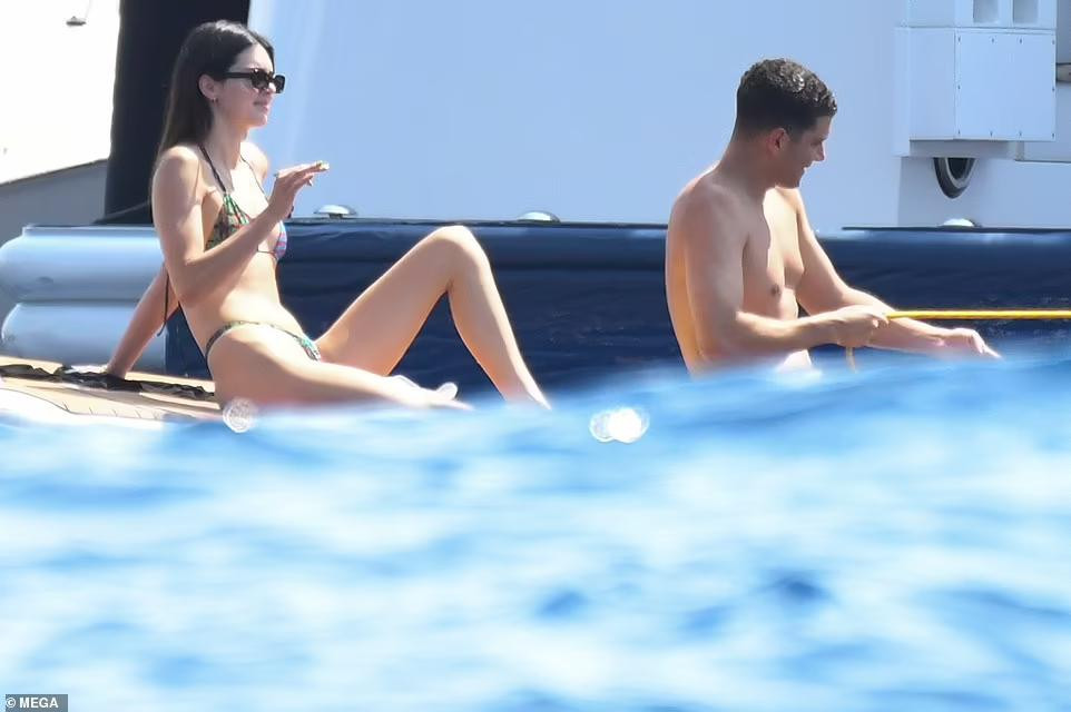 Cô trông thấy ngồi trò chuyện khá lâu với Fai Khadra - bạn thân lâu năm của Kendall.