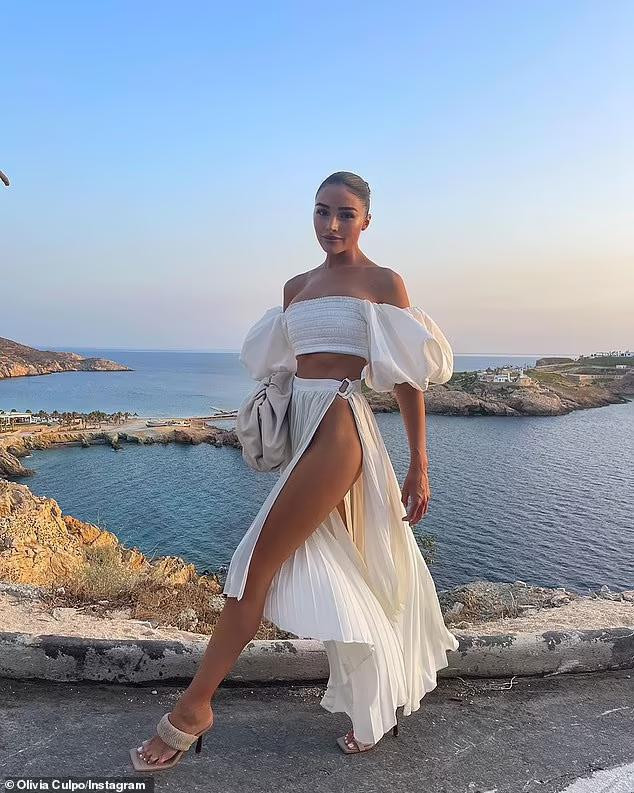 ... và khoe đôi chân dài miên man thẳng tắp.