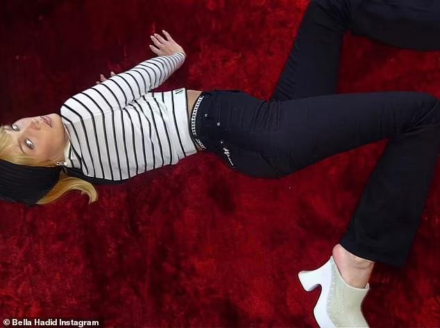 Bella Hadid mới đây công khai tình cảm với Marc Kalman - Giám đốc nghệ thuật từng hợp tác với Travis Scott và Kng Kng Records. Căp đôi được cho là hẹn hò gần 1 năm nay nhưng chỉ mới xác nhận vào ngày 8/7 vừa qua. Bella Hadid mới đây công khai tình cảm với Marc Kalman - Giám đốc nghệ thuật từng hợp tác với Travis Scott và Kng Kng Records. Căp đôi được cho là hẹn hò gần 1 năm nay nhưng chỉ mới xác nhận vào ngày 8/7 vừa qua.