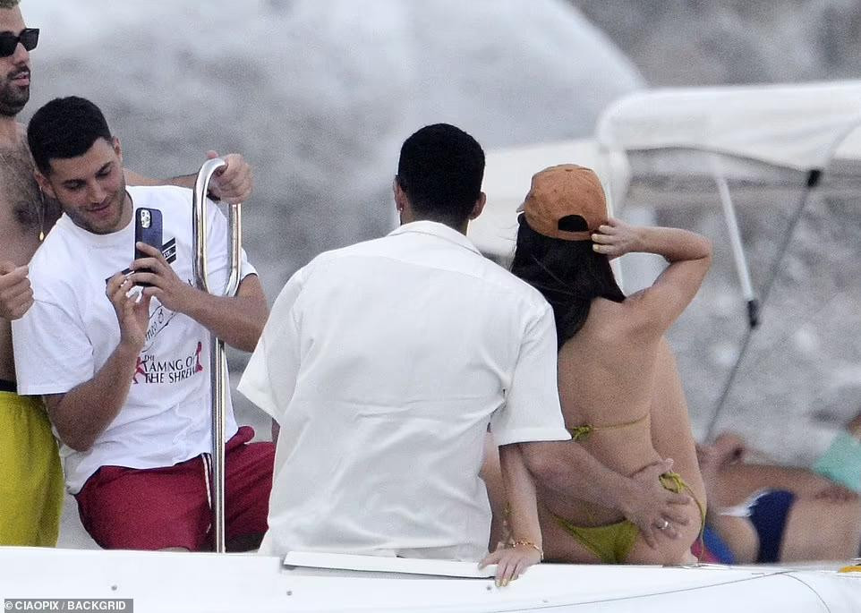 Devin Booker ôm eo bạn gái để một người bạn chụp ảnh cho cặp đôi. Devin Booker ôm eo bạn gái để một người bạn chụp ảnh cho cặp đôi.