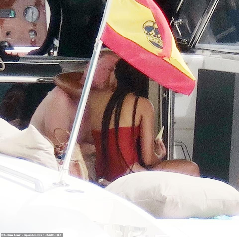 Boris Becker khóa môi bạn gái say đắm trên thuyền. Cả hai bắt đầu hẹn hò từ mùa hè năm ngoái và không ít lần lọt ống kính giới săn ảnh những shoot hình âu yếm mặn nồng.