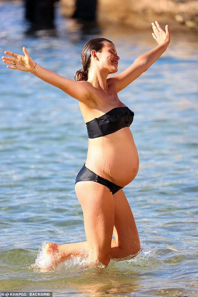 Georgia Fowler và bạn trai doanh nhân Nathan Dalah bắt đầu hẹn hò từ tháng 2 năm ngoái và đang hạnh phúc chờ đón cô con gái đầu lòng. Hồi tháng 4 vừa qua, nàng mẫu đăng bức ảnh bán nude và thông báo tin vui tới người hâm mộ trên Instagram. Cô viết: "Thật khó giữ kín chuyện này. Nathan và tôi không thể hạnh phúc hơn khi thông báo tin vui với các bạn. Chúng tôi nóng lòng được gặp em bé và được bên nhau cho những hành trình tiếp theo". Georgia Fowler và bạn trai doanh nhân Nathan Dalah bắt đầu hẹn hò từ tháng 2 năm ngoái và đang hạnh phúc chờ đón cô con gái đầu lòng. Hồi tháng 4 vừa qua, nàng mẫu đăng bức ảnh bán nude và thông báo tin vui tới người hâm mộ trên Instagram. Cô viết: "Thật khó giữ kín chuyện này. Nathan và tôi không thể hạnh phúc hơn khi thông báo tin vui với các bạn. Chúng tôi nóng lòng được gặp em bé và được bên nhau cho những hành trình tiếp theo".