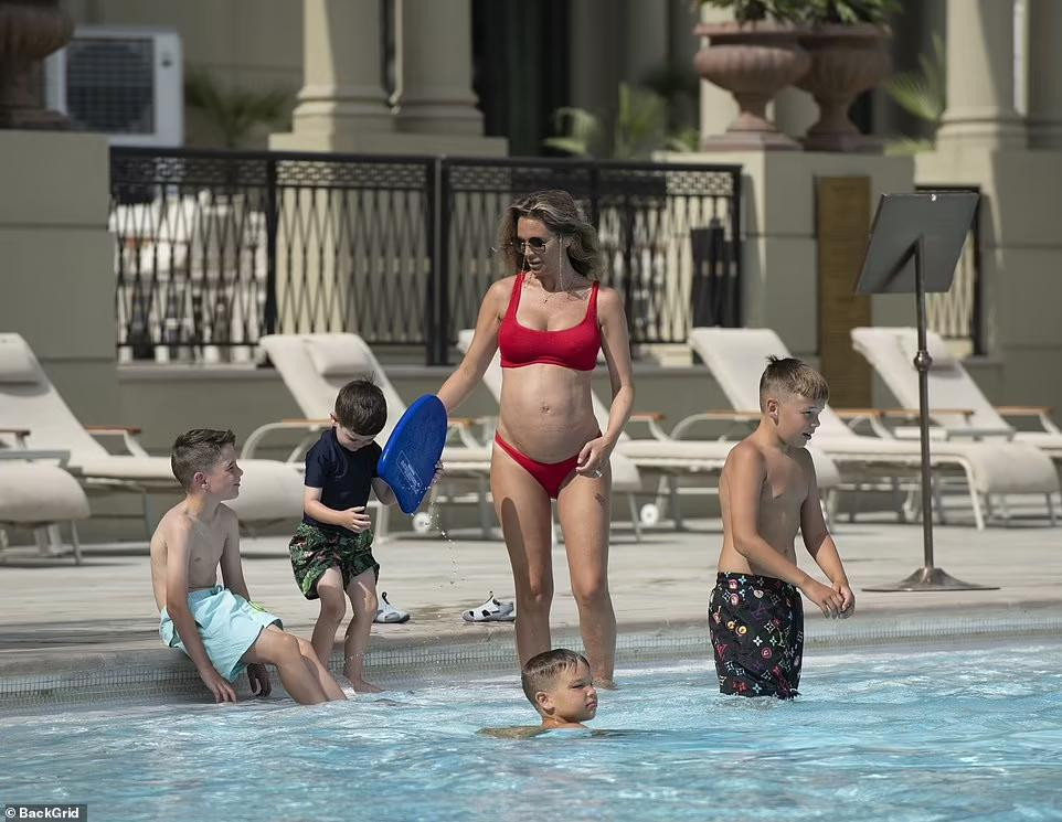 Bà mẹ 4 con đang ở tháng thứ 6 thai kỳ nhưng vẫn giữ được vóc dáng thon gọn ngoại trừ bụng bầu.