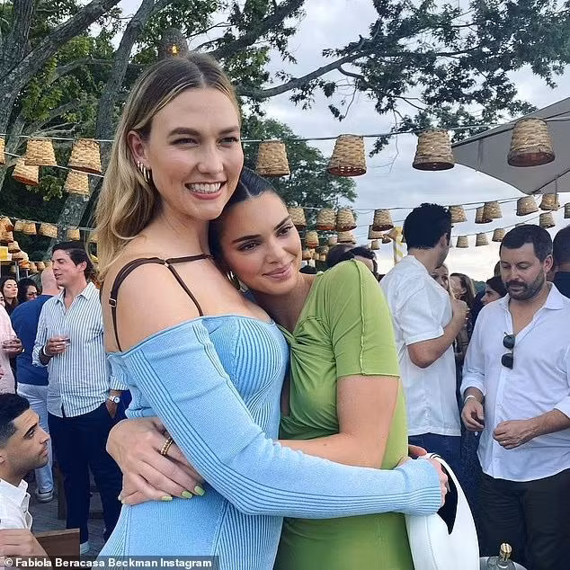 Kendall vốn có chiều cao nổi trội với 1m79 nhưng vẫn thấp hơn hẳn Karlie Kloss. Karlie Kloss từng là một trong những thiên thần nội y nổi tiếng nhất của Victoria's Secret. Cô được thăng cấp thiên thần nội y năm 2013 nhưng nói lời chia tay hãng này vào năm 2015.