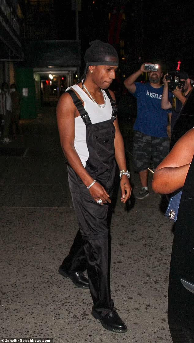 Trong khi đó, bạn trai cùng tuổi A$AP Rocky (tên thật là Rakim Athelaston Mayers) mặc bộ yếm đen bóng phối với áo ba lỗ trắng khỏe khoắn. Cặp đôi xác nhận chuyện tình cảm vào tháng 12 năm ngoái. Trả lời tạp chí GQ cách đây 2 tháng, A$AP Rocky công khai gọi bà chủ thương hiệu Fenty Beauty là "quý cô của tôi", "tình yêu của đời tôi".