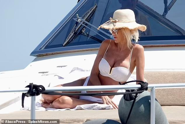 Người đẹp Thụy Điển khiến công chúng ngưỡng mộ với sắc vóc cực gợi cảm, vòng một căng đầy "nảy lửa" trong loạt ảnh đi nghỉ ở Pháp mới đây.