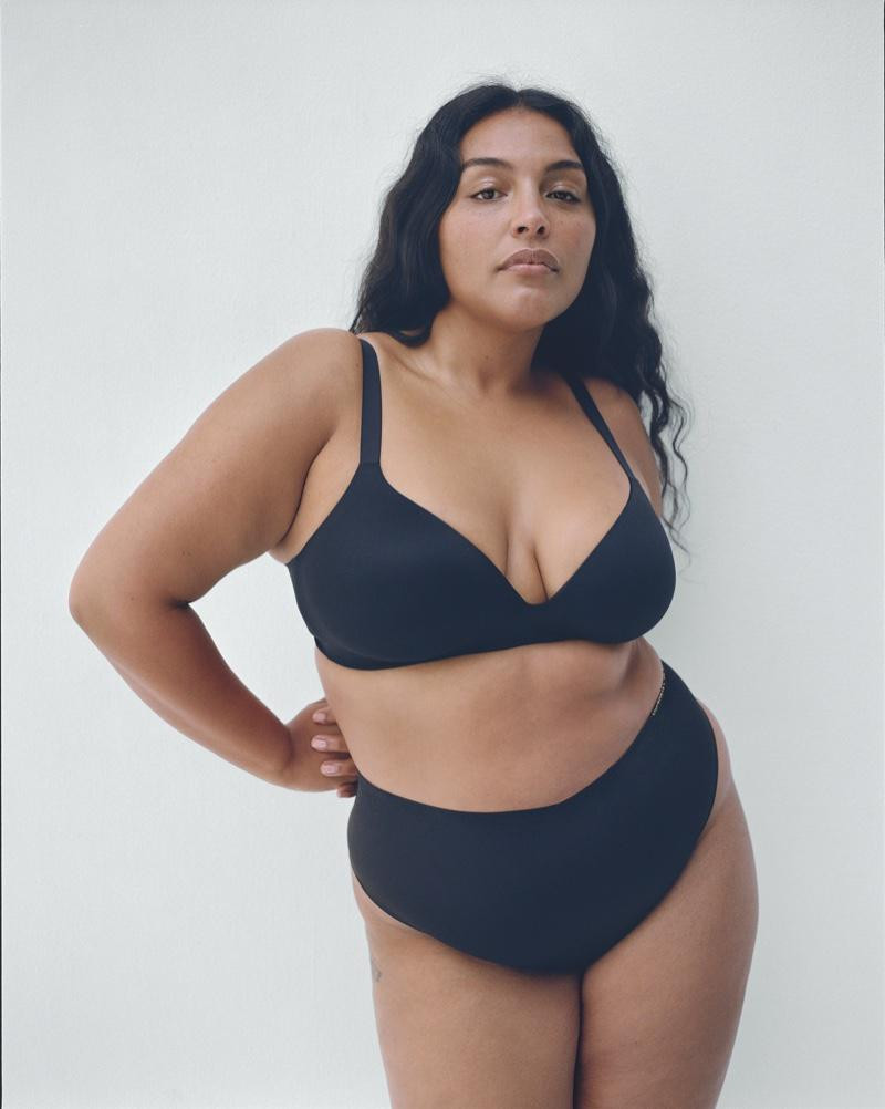 Trước đó, nàng béo Ali Tate Cutler ghi dấu là siêu mẫu ngoại cỡ đầu tiên ký hợp đồng với VS vào hồi tháng 10/2019.