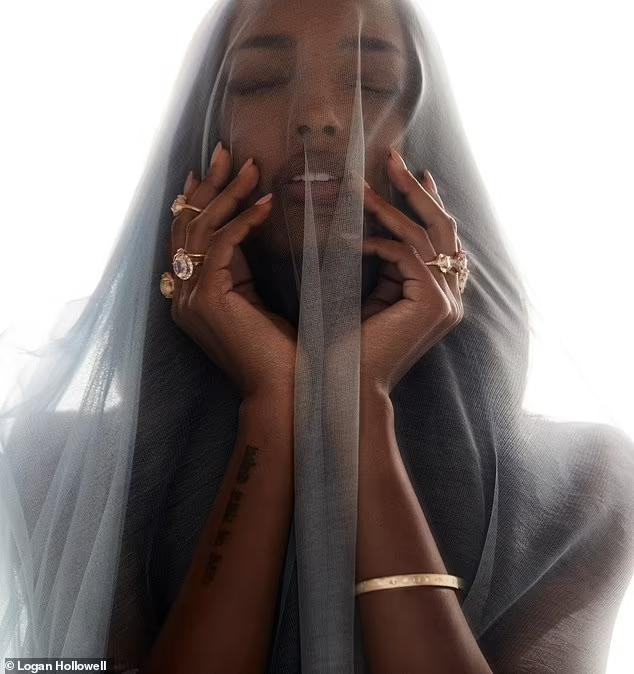 Chân dài người Mỹ hiện đứng trong hàng ngũ 16 "thiên thần nội y" của Victoria's Secret. Cô chính thức được khoác cánh thiên thần từ năm 2015 và được diện nội y trị giá 3 triệu USD của hãng này trong show diễn Victoria's Secret năm 2016. Chân dài người Mỹ hiện đứng trong hàng ngũ 16 "thiên thần nội y" của Victoria's Secret. Cô chính thức được khoác cánh thiên thần từ năm 2015 và được diện nội y trị giá 3 triệu USD của hãng này trong show diễn Victoria's Secret năm 2016.