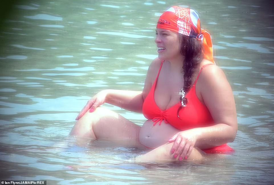 Dù vốn là người mẫu sở hữu thân hình béo đẫy đà nhưng có thể thấy cô tăng cân khá nhiều khi mang bầu đứa con thứ 2. Dù vốn là người mẫu sở hữu thân hình béo đẫy đà nhưng có thể thấy cô tăng cân khá nhiều khi mang bầu đứa con thứ 2.