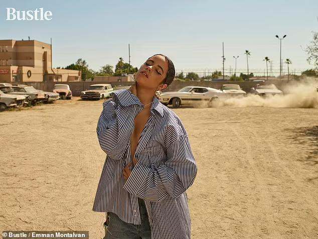 Chia sẻ với tạp chí Bustle, cô cho biết có một nhóm bạn thân thiết gồm toàn những nhân vật tên tuổi ở Hollywood gồm: Taylor Swift , Selena Gomez , Gigi Hadid và Blake Lively.