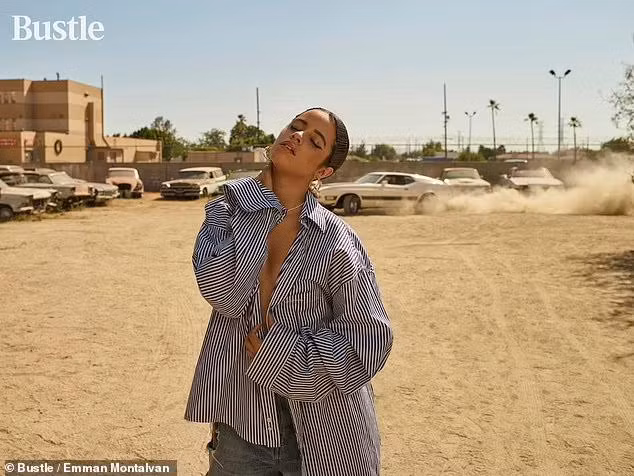 Chia sẻ với tạp chí Bustle, cô cho biết có một nhóm bạn thân thiết gồm toàn những nhân vật tên tuổi ở Hollywood gồm: Taylor Swift , Selena Gomez , Gigi Hadid và Blake Lively.