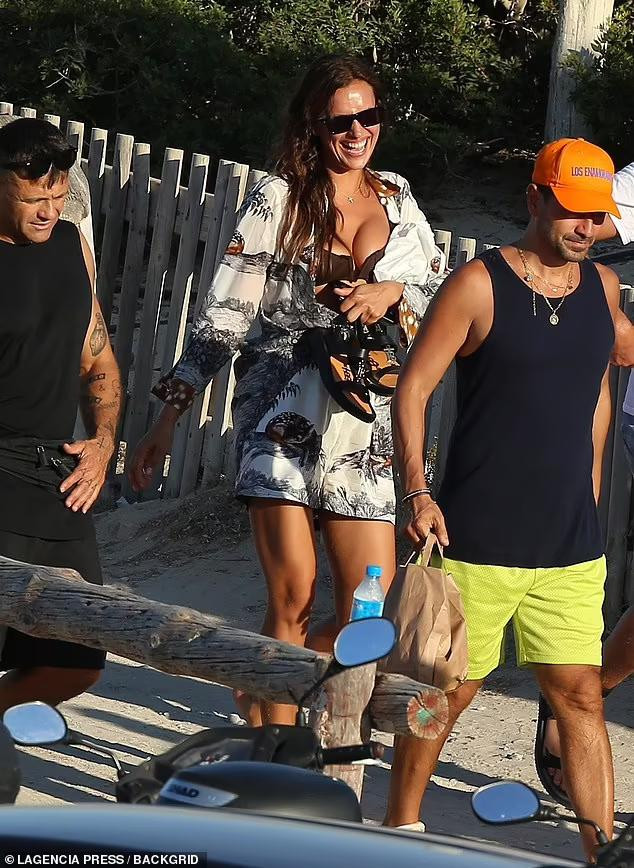 Trong khi đó, người đẹp sinh năm 1986 lại dành nhiều thời gian vui vẻ bên bạn bè. Cô trông khá vui tươi, rạng rỡ khi đi ăn trưa với nhà thiết kế Riccardo Tisci và những người bạn hôm qua.