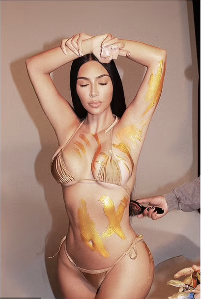 Kim luôn làm mẫu cho các sản phẩm làm đẹp, thời trang của chính mình. Kim luôn làm mẫu cho các sản phẩm làm đẹp, thời trang của chính mình.