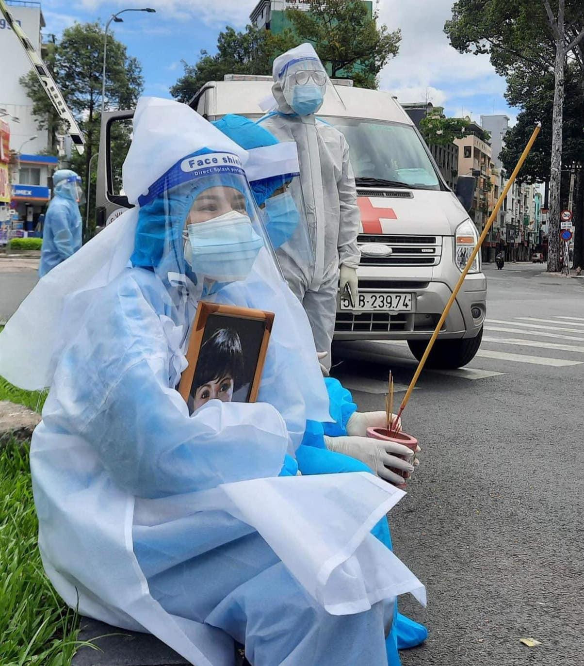 Bình Tinh ôm di ảnh của mẹ. Ảnh (FBNV) Bình Tinh ôm di ảnh của mẹ. Ảnh (FBNV)