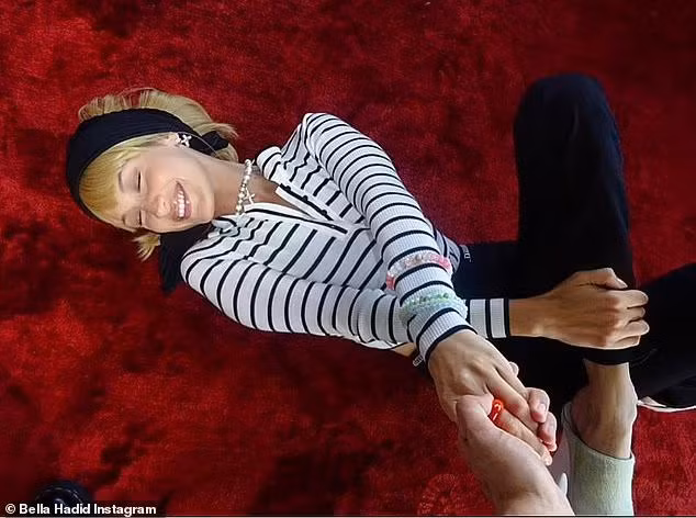 Loạt ảnh dù mặc trang phục kín đáo nhưng vẫn cho thấy thân hình mảnh mai, body cưc phẩm của nàng mẫu 9x.