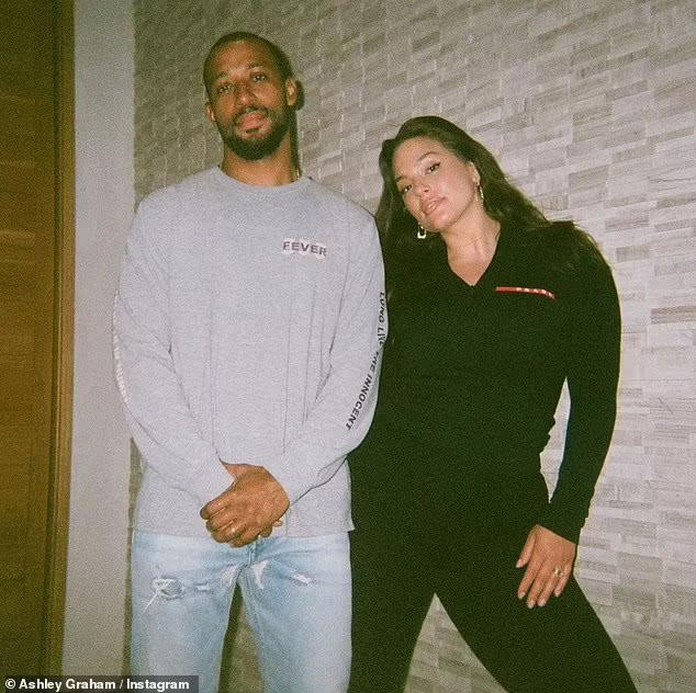 Cuối tuần qua, Ashley Graham tung ảnh chụp bên ông xã để kỷ niệm 11 năm ngày cưới kèm lời yêu thương ngot ngào: "Em đã rất yêu anh trong suốt 11 năm qua và sẽ tiếp tục yêu anh đến trăm năm và hơn thế nữa. Anh là mãi mãi đối với em! Chúc mừng ngày kỷ niệm của chúng ta, Justin của em".