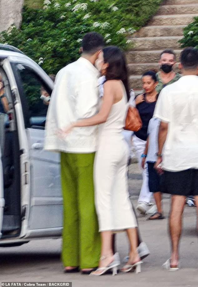 "Siêu mẫu đắt giá nhất thế giới" được cho là quen bạn trai từ tháng 4/2020 nhưng chỉ chính thức công khai hẹn hò Devin Booker vào đúng ngày lễ tình nhân 14/2 vừa qua. "Siêu mẫu đắt giá nhất thế giới" được cho là quen bạn trai từ tháng 4/2020 nhưng chỉ chính thức công khai hẹn hò Devin Booker vào đúng ngày lễ tình nhân 14/2 vừa qua.