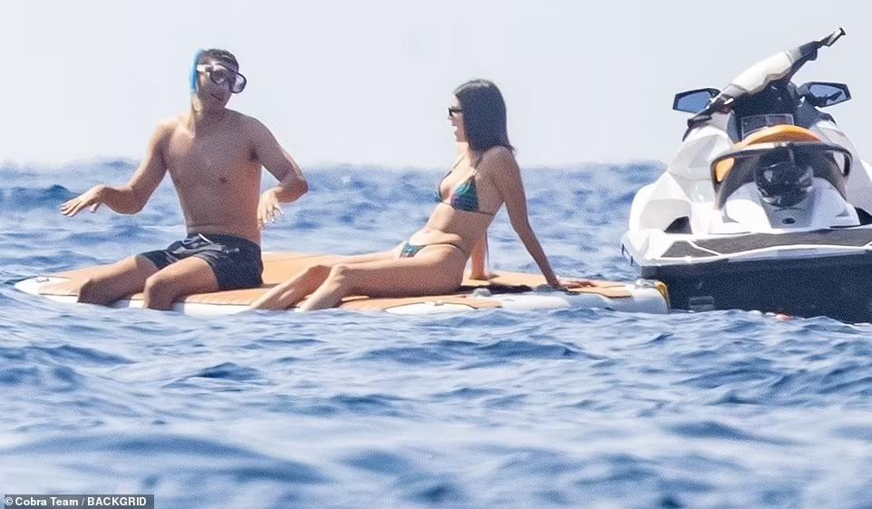 Dù chỉ là những hình ảnh được cánh paparazzi săn từ xa nhưng vẫn không thể dìm body cực phẩm của Kendall Jenner.