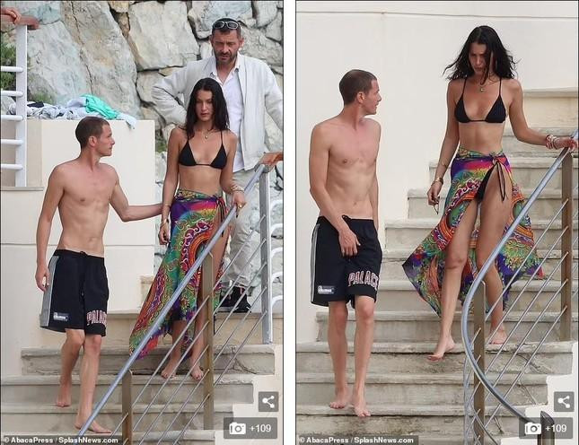 Người đẹp 9x và bạn trai đi tắm biển ở Antibes (Pháp) hồi giữa tháng 7 vừa qua. Bella Hadid khoe body cực phẩm với bộ bikini đen bé xíu gây ngưỡng mộ.