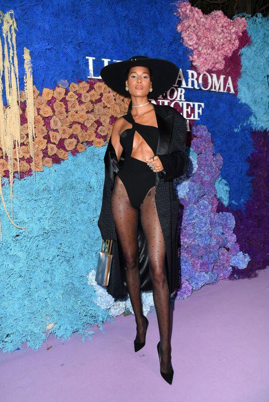 Siêu mẫu Cindy Bruna cũng có màn phô diễn thân hình táo bạo không kém với trang phục khoét hông cao không khác áo tắm tại sự kiện, khoe đôi chân thon dài cực phẩm.