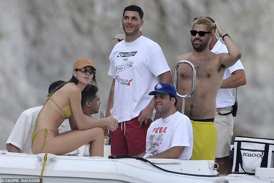 Kendall mặc bộ bikini xanh chuối, ảnh săn từ xa vẫn cho thấy body thon nuột của nàng mẫu. Kendall mặc bộ bikini xanh chuối, ảnh săn từ xa vẫn cho thấy body thon nuột của nàng mẫu.