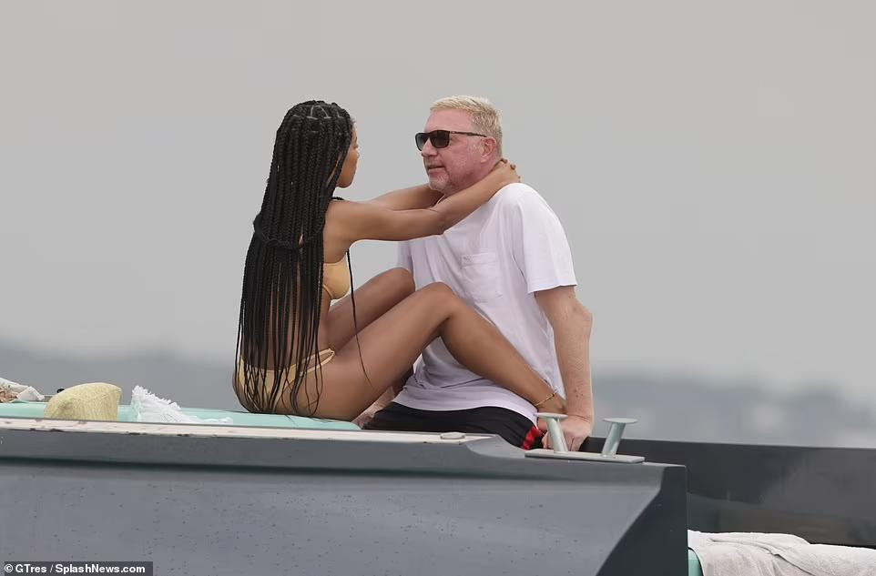 Tay vơt huyền thoại người Đức để mái tóc phớt vàng, trông anh có vẻ già hơn so với tuổi 54 của mình.