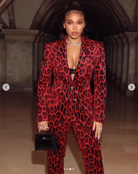 Năm 2021, trong khi bạn gái thử tài kinh doanh mỹ phẩm thì Michael B. Jordan cũng bận rộn với 5 dự án phim. Không chỉ diễn xuất, anh còn tham gia đạo diễn kiêm sản xuất. Năm 2021, trong khi bạn gái thử tài kinh doanh mỹ phẩm thì Michael B. Jordan cũng bận rộn với 5 dự án phim. Không chỉ diễn xuất, anh còn tham gia đạo diễn kiêm sản xuất.