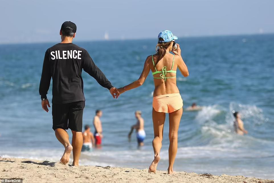 ... cũng như nắm tay nhau thân mật dạo biển.