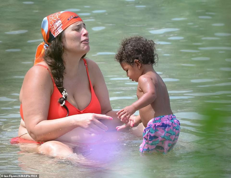 Vợ chồng cô gặp nhau ở một buổi lễ nhà thờ vào năm 2009. Sau 1 năm hẹn hò, họ làm đám cưới vào năm 2010. Sau hơn 1 thập kỷ bên nhau và sắp có con thứ 2, cặp đôi vẫn giữ được lửa yêu mặn nồng khiến nhiều người ngưỡng mộ. Vợ chồng cô gặp nhau ở một buổi lễ nhà thờ vào năm 2009. Sau 1 năm hẹn hò, họ làm đám cưới vào năm 2010. Sau hơn 1 thập kỷ bên nhau và sắp có con thứ 2, cặp đôi vẫn giữ được lửa yêu mặn nồng khiến nhiều người ngưỡng mộ.