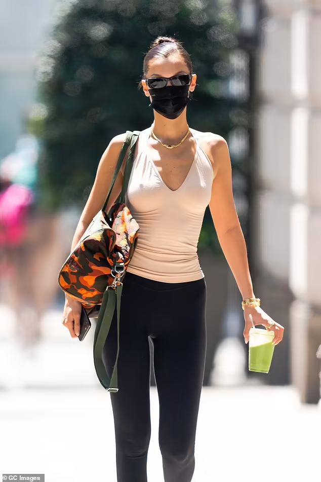 Bella Haidid sở hữu body "cực phẩm" với chiều cao 1m74 với số đo 86-61-86 (cm), là chân dài đắt giá hàng đầu làng thời trang bên cạnh các mỹ nhân của làng mốt như Kendall Jenner (em gái cùng mẹ khác cha của Kim Kardashian), Kaia Gerber (con gái huyền thoại mẫu Cindy Crawford), chị gái cô là Gigi Hadid...