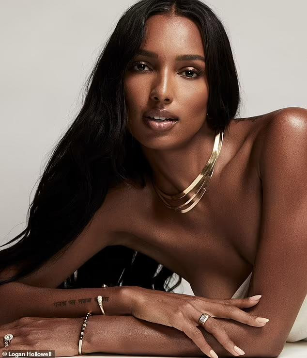 "Viên ngọc đen" của làng thời trang khiến người nhìn khó rời mắt trong bộ ảnh quảng cáo của bộ sưu tập mới của nhà thiết kế trang sức Logan Hollowell, gồm những sản phẩm được làm từ kim cương, vàng 14k và 18k tái chế. "Viên ngọc đen" của làng thời trang khiến người nhìn khó rời mắt trong bộ ảnh quảng cáo của bộ sưu tập mới của nhà thiết kế trang sức Logan Hollowell, gồm những sản phẩm được làm từ kim cương, vàng 14k và 18k tái chế.