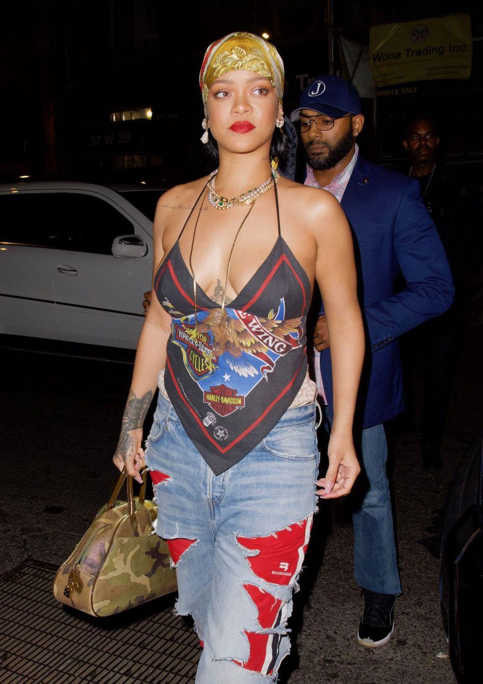 Đồng thời, giọng ca Umbrella cũng là “nữ nghệ sĩ giải trí giàu thứ hai thế giới”, chỉ sau “bà trùm” truyền thông Oprah Winfrey.