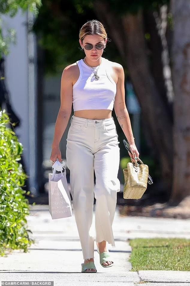 Lucy Hale được biết đến là nghệ sĩ đa tài ở Hollywood khi hoạt động với vai trò ca sĩ, diễn viên và lĩnh vực nào cũng có dấu ấn.