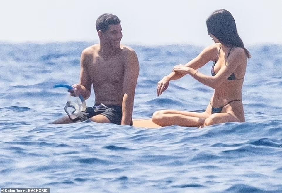 Shoot hình nào cũng cho thấy body đẹp như tượng tạc của em gái cùng mẹ khác cha của Kim Kardashian.