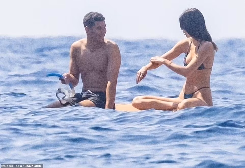 Shoot hình nào cũng cho thấy body đẹp như tượng tạc của em gái cùng mẹ khác cha của Kim Kardashian.