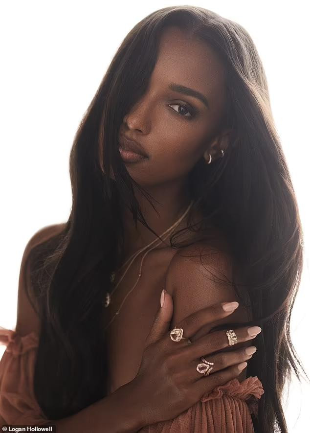 Gương mặt xinh đẹp ấn tượng với những đường nét gợi cảm như mắt to, mũi cao và khuôn môi cong dày hờn dỗi. Gương mặt xinh đẹp ấn tượng với những đường nét gợi cảm như mắt to, mũi cao và khuôn môi cong dày hờn dỗi.