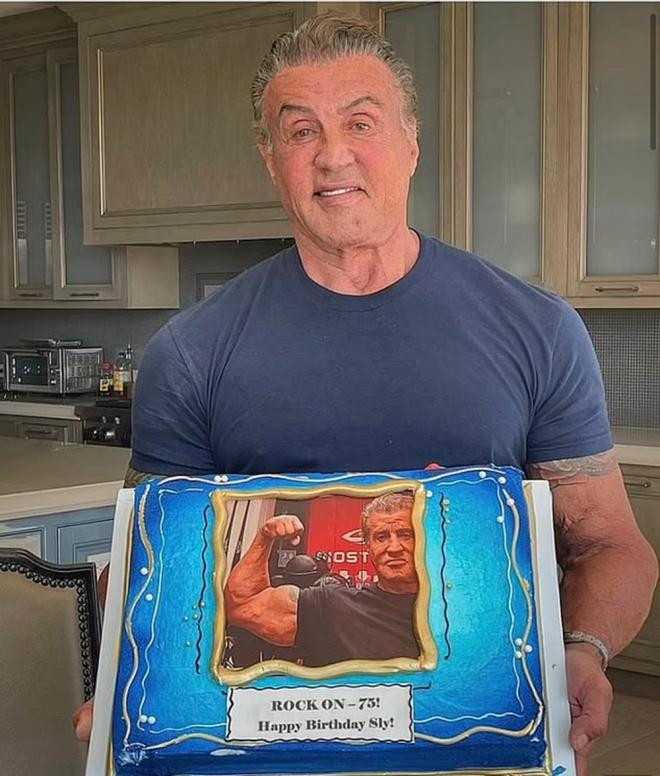 Ảnh Sylvester Stallone bên chiếc bánh mừng tuổi mới của mình được ông chia sẻ trên Instagram có 13,6 triệu người theo dõi.