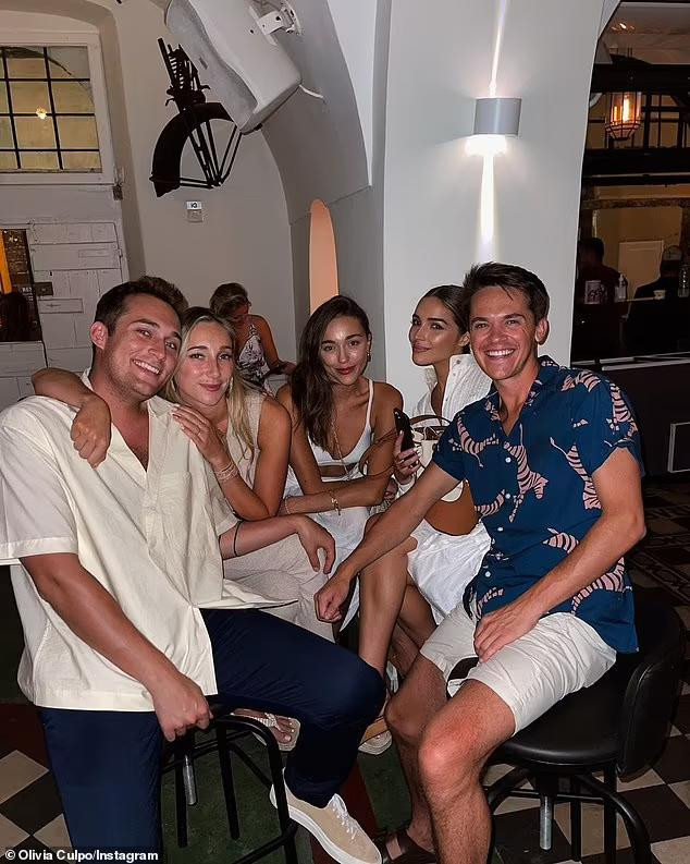 Ba chị em vui vẻ chung môt khung hình bên những người bạn. Ba chị em vui vẻ chung môt khung hình bên những người bạn.