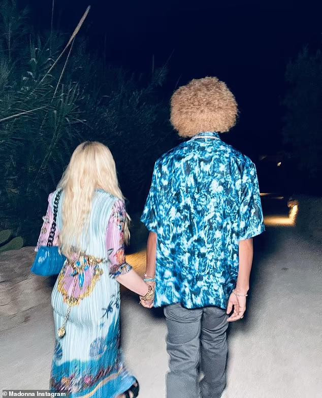 ... và dắt tay nhau "đi khắp thế gian". ... và dắt tay nhau "đi khắp thế gian".