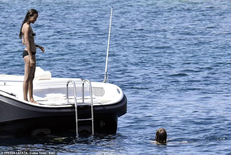 Ngôi sao phim 'Avatar' bị cánh săn ảnh chụp được những khoảnh khắc để ngực trần ngày hôm qua khi cô đi nghỉ mát cùng chồng Marco Perego Saldan và bạn bè ở Ý. Người đẹp sinh năm 1978 vô tự "thả rông" dù không sở hữu vòng một căng đầy gợi cảm.