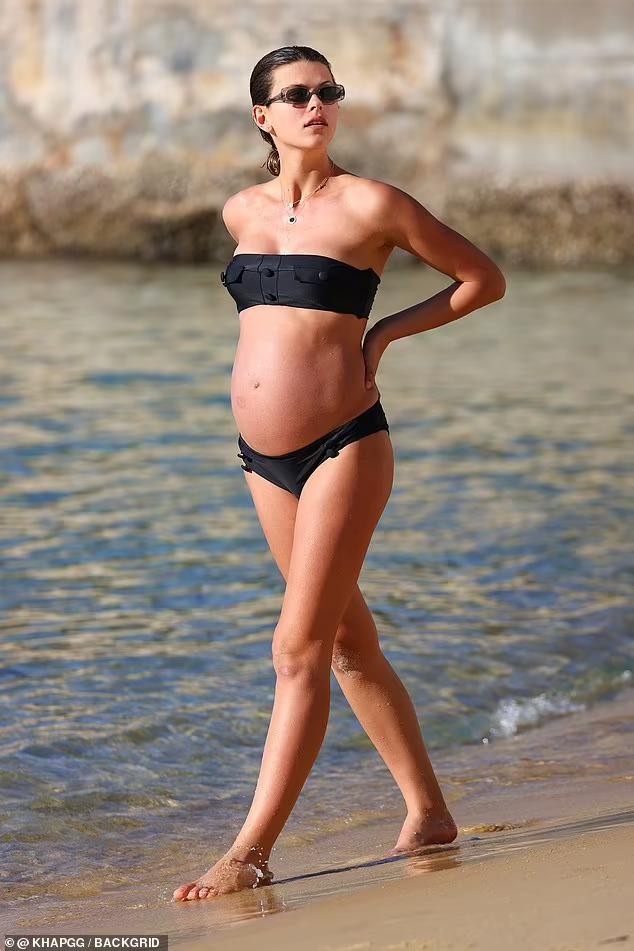 Ngoại trừ cái bụng bầu, vóc dáng của Georgia Fowler dường như không có sự thay đổi. Nàng mẫu sinh năm 1992 vẫn sở hữu body thon nuột, săn chắc đáng kinh ngạc. Ngoại trừ cái bụng bầu, vóc dáng của Georgia Fowler dường như không có sự thay đổi. Nàng mẫu sinh năm 1992 vẫn sở hữu body thon nuột, săn chắc đáng kinh ngạc.