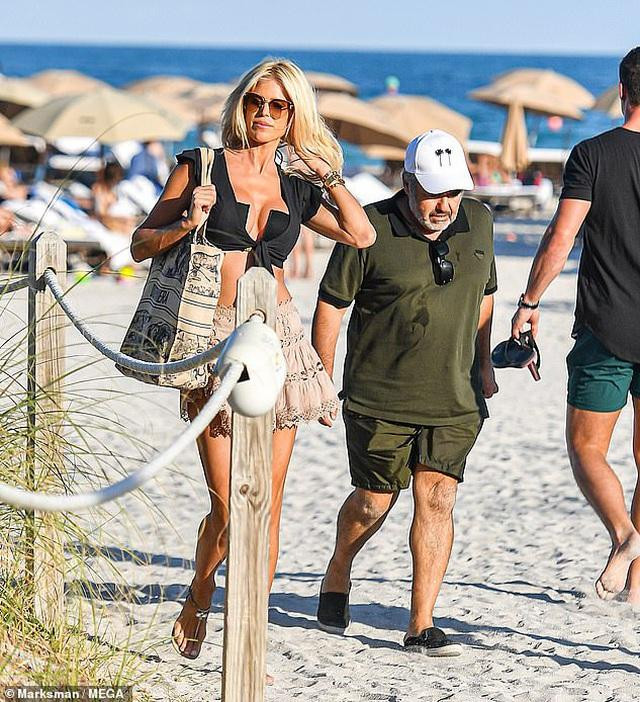 Cặp đôi hẹn hò từ năm 2011. Trước đó, Victoria Silvstedt từng kết hôn với nhà báo nổi tiếng người Mỹ Chris Wragge.