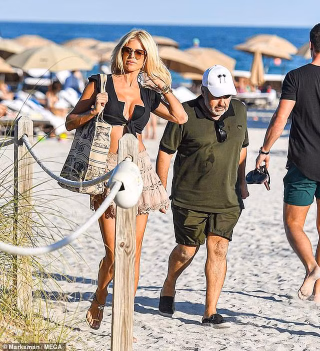 Cặp đôi hẹn hò từ năm 2011. Trước đó, Victoria Silvstedt từng kết hôn với nhà báo nổi tiếng người Mỹ Chris Wragge.