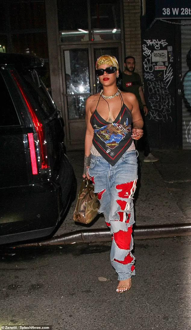 Tỷ phú USD mới của thế giới đi chơi đêm với bạn trai A$AP Rocky ở New York (Mỹ) hôm thứ 5. Cô mặc đồ cá tính và vô cùng gợi cảm với áo cổ yếm trễ nải lộ rõ vòng một không nội y và quần bò rách tứ tung phối hợp màu đỏ ấn tượng và sành điệu.