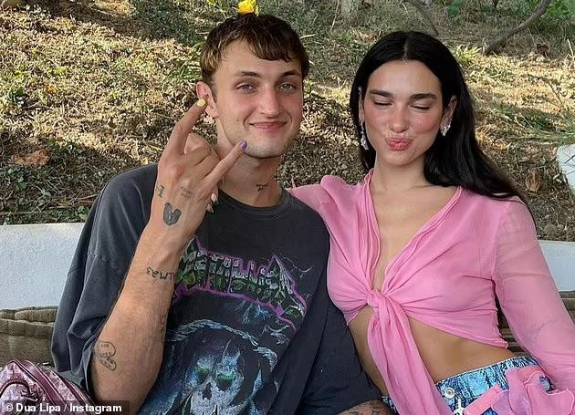 Dua Lipa đang có cuộc tình hạnh phúc bên người mẫu Anwar Hadid (ảnh). Cặp đôi hẹn hò từ khoảng tháng 6/2019. Anwar Hadid còn được biết đến là em trai của 2 chị em siêu mẫu đình đám Gigi Hadid và Bella Hadid.