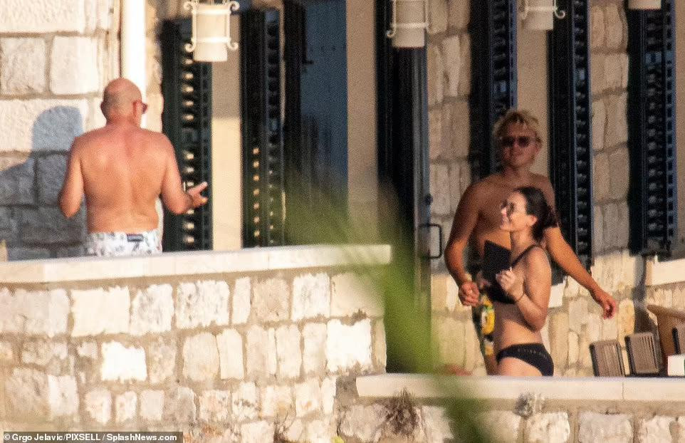 Chỉ là những bức hình được săn từ xa nhưng vẫn cho thấy sắc vóc tươi trẻ, body cân đối của minh tinh Hollywood sinh năm 1962.