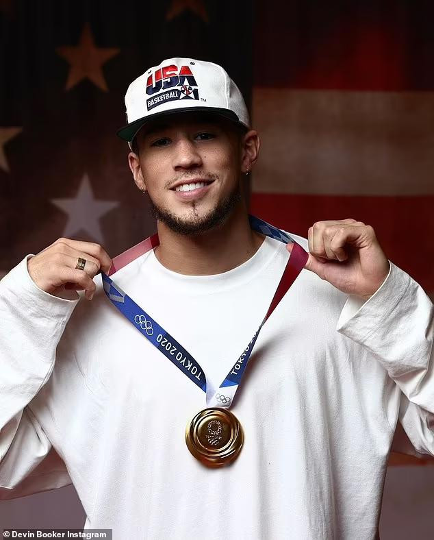 Cặp đôi dành thời gian bên nhau sau khi Devin Booker cùng đồng đội tuyển bóng rổ Mỹ giành được huy chương vàng ở Olympic Tokyo 2020 và Kendall kết thúc chuỗi hoạt động quảng bá cho nhãn hiệu đồ uống có cồn của cô vừa ra mắt vài tháng trước. Ảnh: Devin Booker đeo huy chương vàng Olympic Tokyo. Anh đã ghi được hai quả ném phạt và chơi trong 22 phút, trong khi đội trưởng Kevin Durant dẫn đầu về số điểm với 29 điểm. Cặp đôi dành thời gian bên nhau sau khi Devin Booker cùng đồng đội tuyển bóng rổ Mỹ giành được huy chương vàng ở Olympic Tokyo 2020 và Kendall kết thúc chuỗi hoạt động quảng bá cho nhãn hiệu đồ uống có cồn của cô vừa ra mắt vài tháng trước. Ảnh: Devin Booker đeo huy chương vàng Olympic Tokyo. Anh đã ghi được hai quả ném phạt và chơi trong 22 phút, trong khi đội trưởng Kevin Durant dẫn đầu về số điểm với 29 điểm.