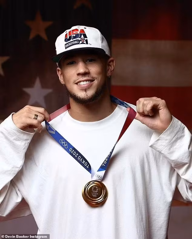 Cặp đôi dành thời gian bên nhau sau khi Devin Booker cùng đồng đội tuyển bóng rổ Mỹ giành được huy chương vàng ở Olympic Tokyo 2020 và Kendall kết thúc chuỗi hoạt động quảng bá cho nhãn hiệu đồ uống có cồn của cô vừa ra mắt vài tháng trước. Ảnh: Devin Booker đeo huy chương vàng Olympic Tokyo. Anh đã ghi được hai quả ném phạt và chơi trong 22 phút, trong khi đội trưởng Kevin Durant dẫn đầu về số điểm với 29 điểm.