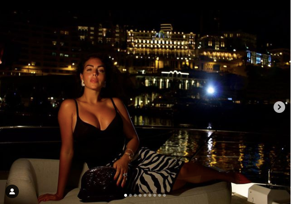 Bạn đời của chàng CR7 đốn tim người hâm mộ trên Instagram với loạt ảnh vô cùng gợi cảm, khoe vòng một căng đầy "nảy lửa".