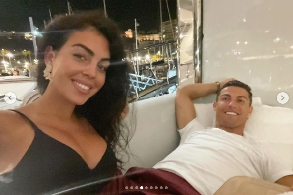 Georgina Rodriguez từ một trợ lý bán hàng vô danh, sau gắn bó với chàng CR7 đã bước vào thế giới của những người nổi tiếng và giàu có. Cô khiến nhiều mỹ nhân phải "ngả mũ" khi có thể nắm giữ trái tim của Cristiano Ronaldo trong nhiều năm, thậm chí còn sinh một bé gái cho bạn trai vào năm 2017.